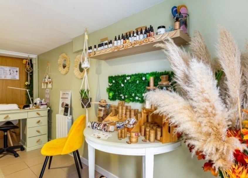 Intérieur La beauté d'une plume à Darnétal, Normandie, FR avec décoration de produits et plantes.