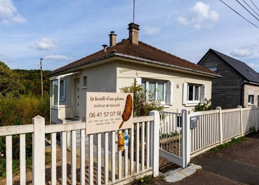 Entrée de La beauté d'une plume, institut à Darnétal, Normandie, FR.