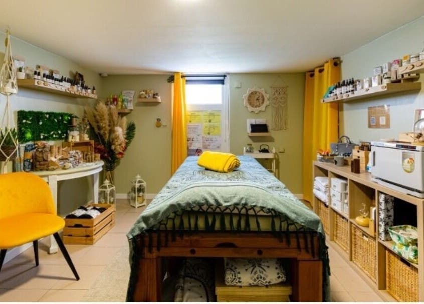 Salle de soins apaisante à La beauté d'une plume, Darnétal, Normandie, FR avec décoration chaleureuse.
