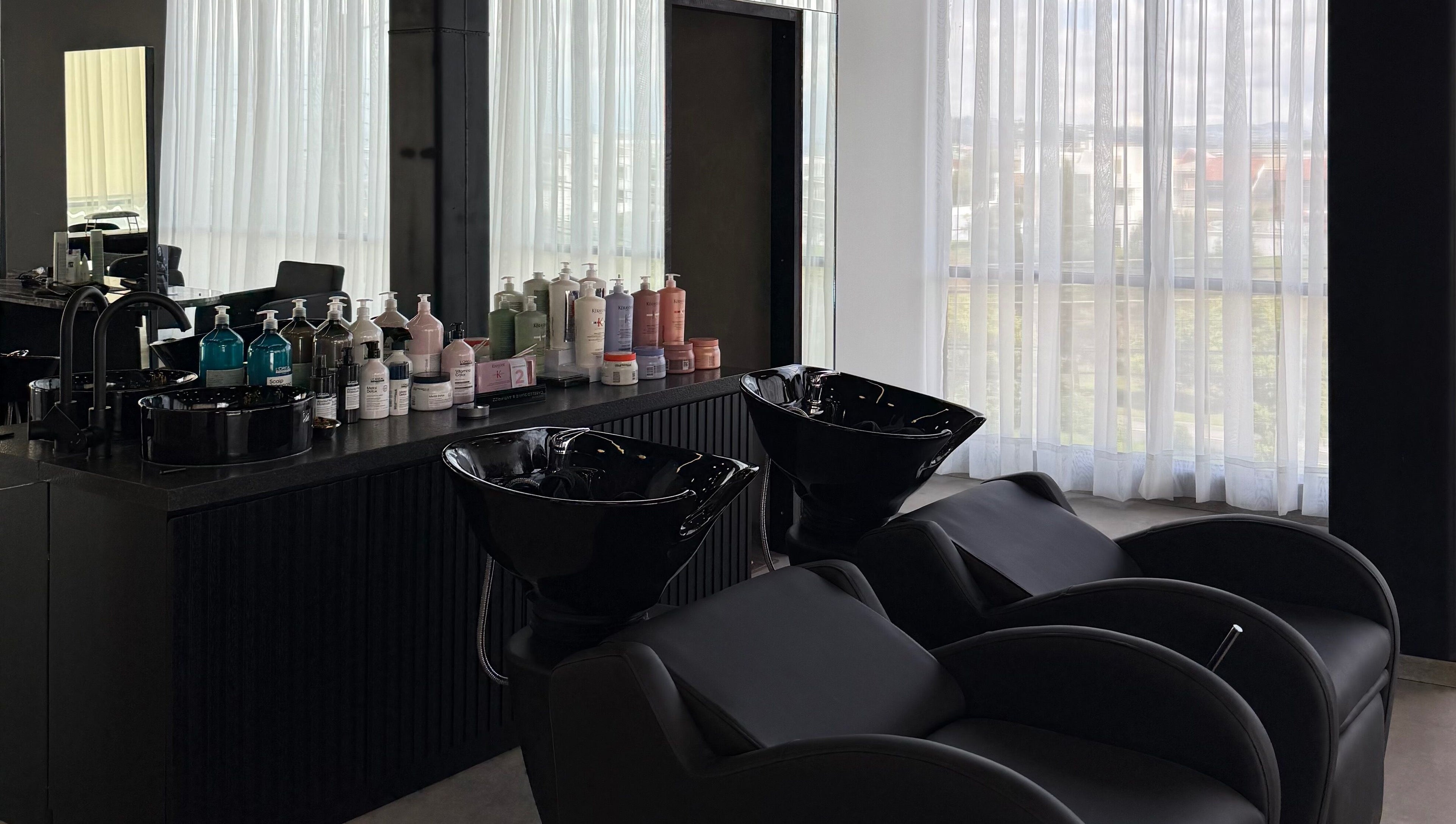 Lavacabezas modernos en Zūl Beauty, Quito, Pichincha, EC, reflejan un ambiente sofisticado y relajante.