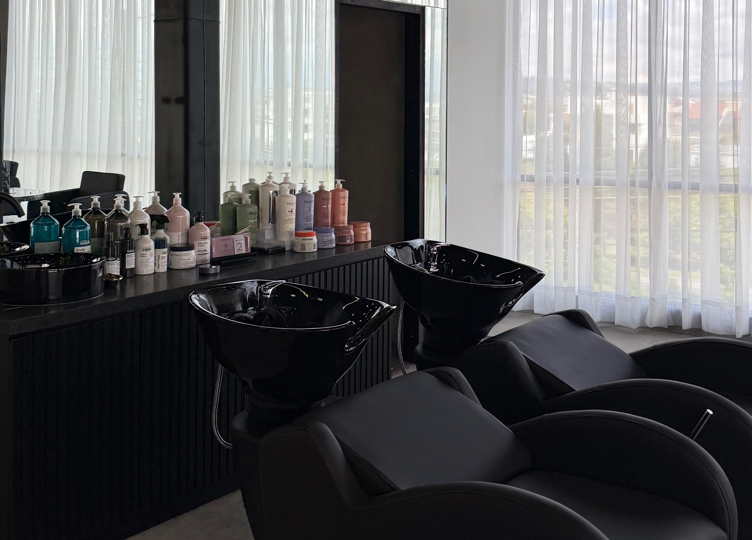 Lavacabezas modernos en Zūl Beauty, Quito, Pichincha, EC, reflejan un ambiente sofisticado y relajante.