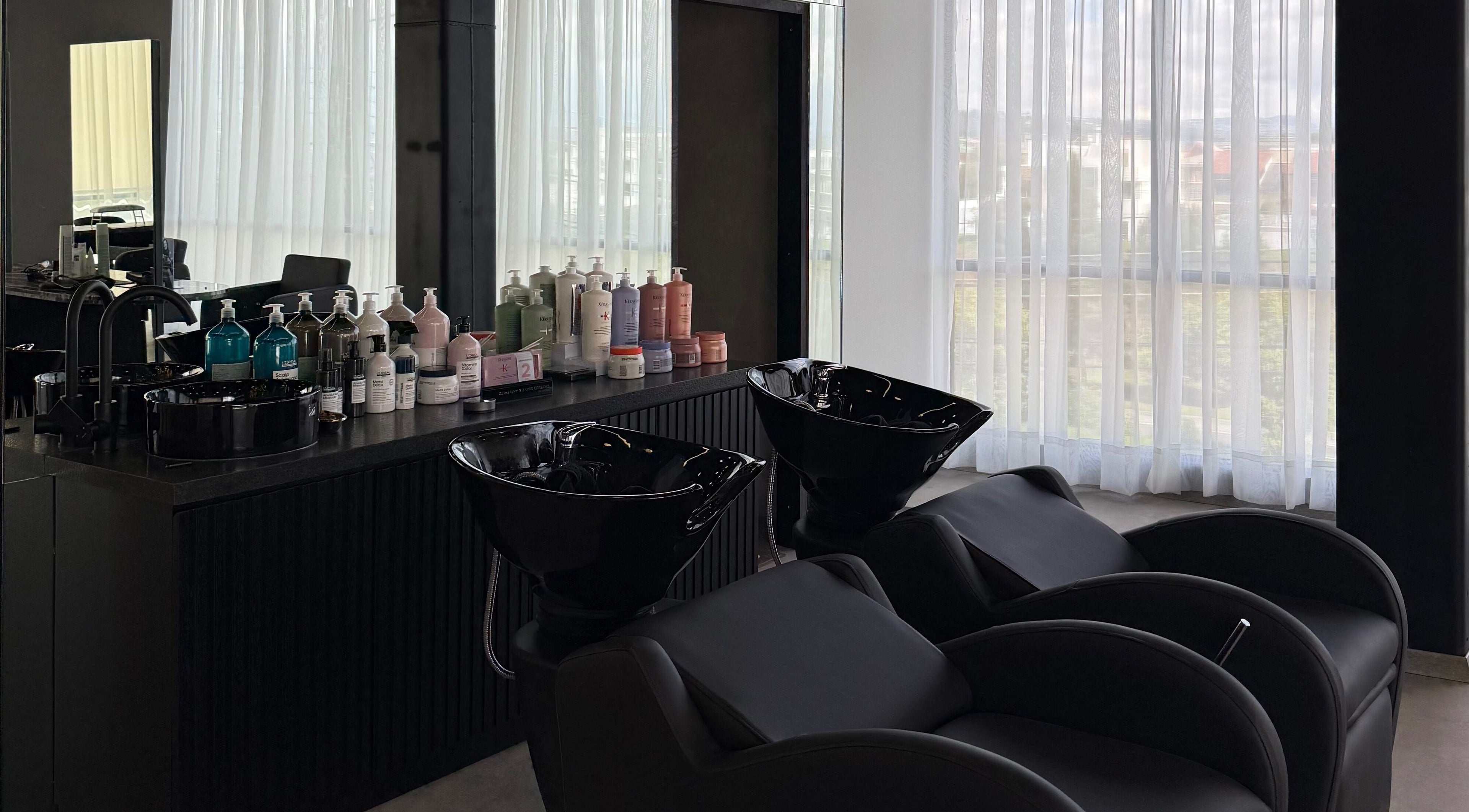 Lavacabezas modernos en Zūl Beauty, Quito, Pichincha, EC, reflejan un ambiente sofisticado y relajante.