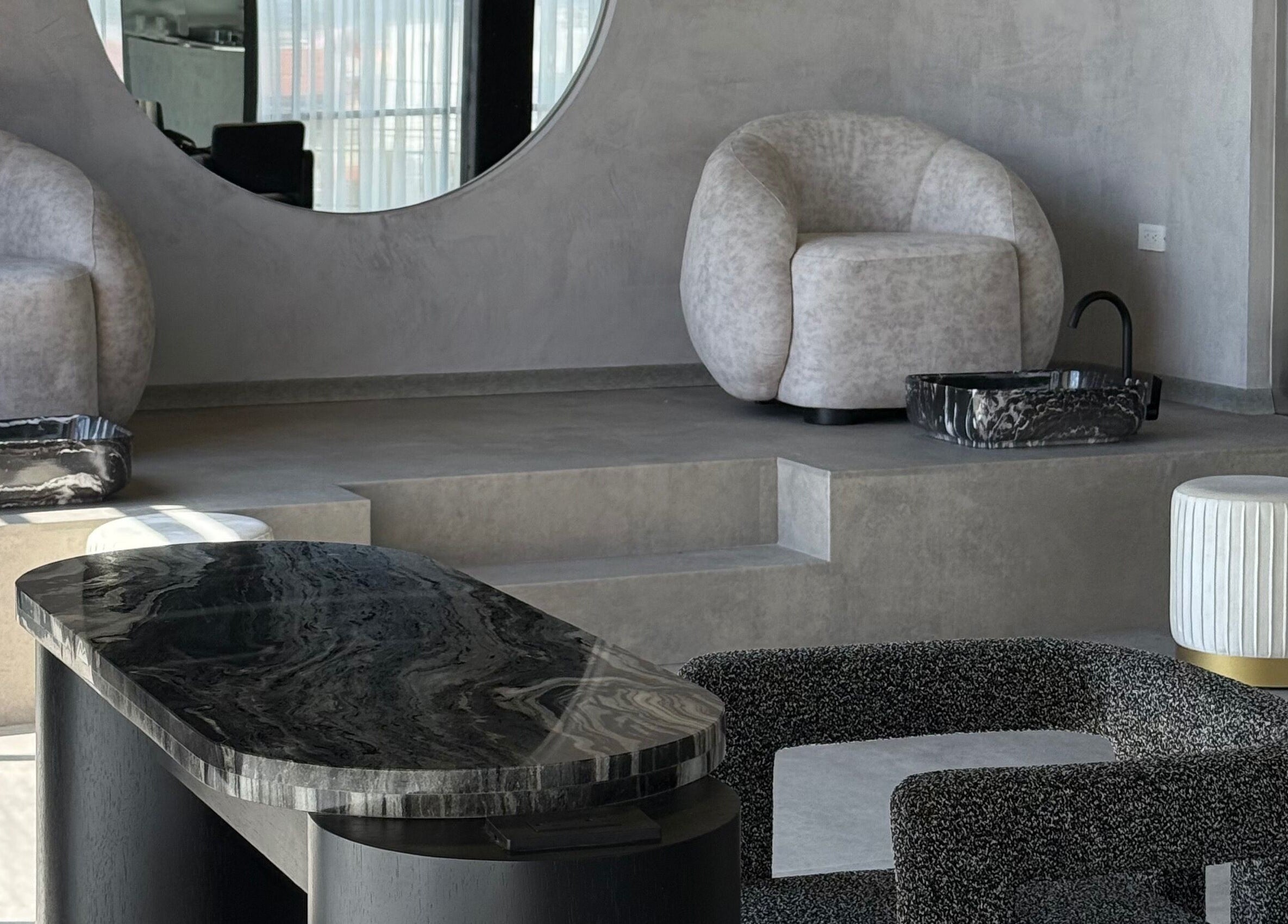 Área de relajación en Zūl Beauty, Quito, Pichincha, EC, con sillas modernas y lavamanos de mármol.