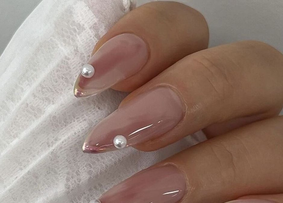 Uñas decoradas con perlas en Zūl Beauty, Quito, Pichincha, EC. Diseño sofisticado para un estilo único.