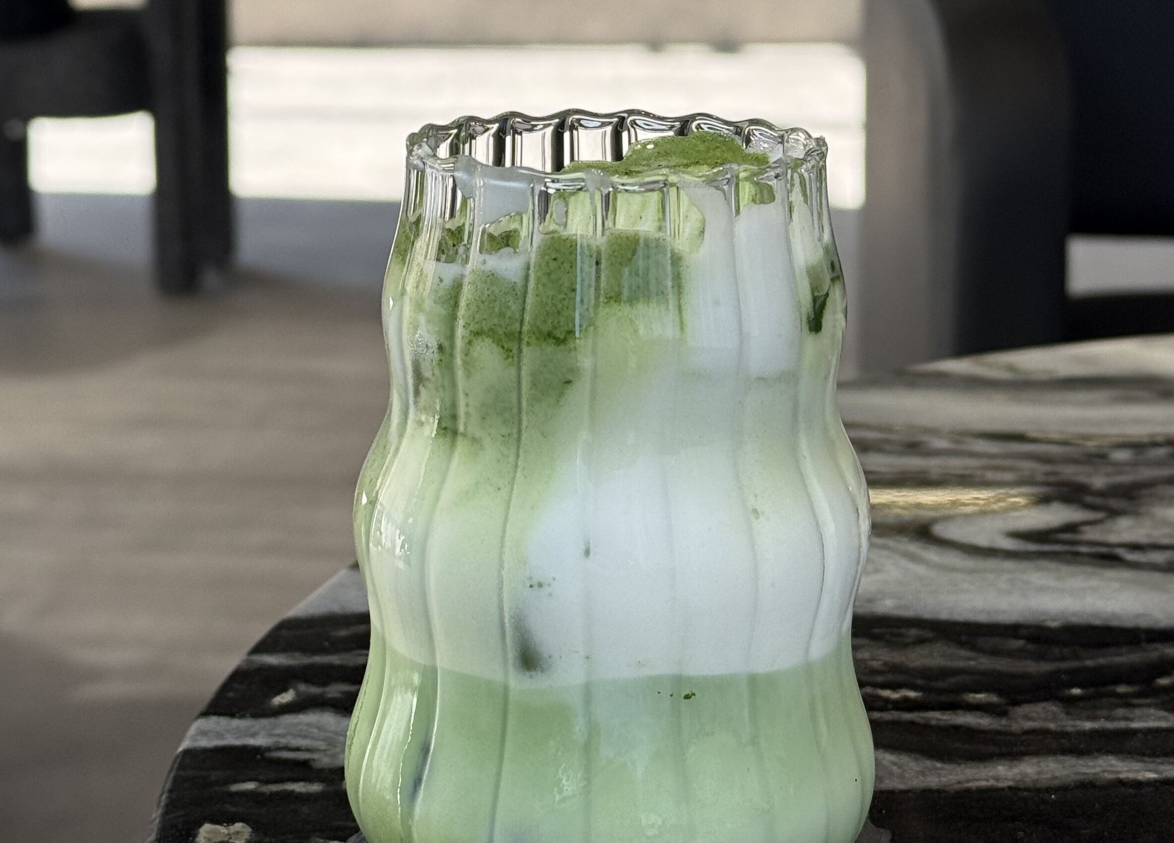 Delicioso matcha latte en vaso elegante en Zūl Beauty, Quito, Pichincha, EC.