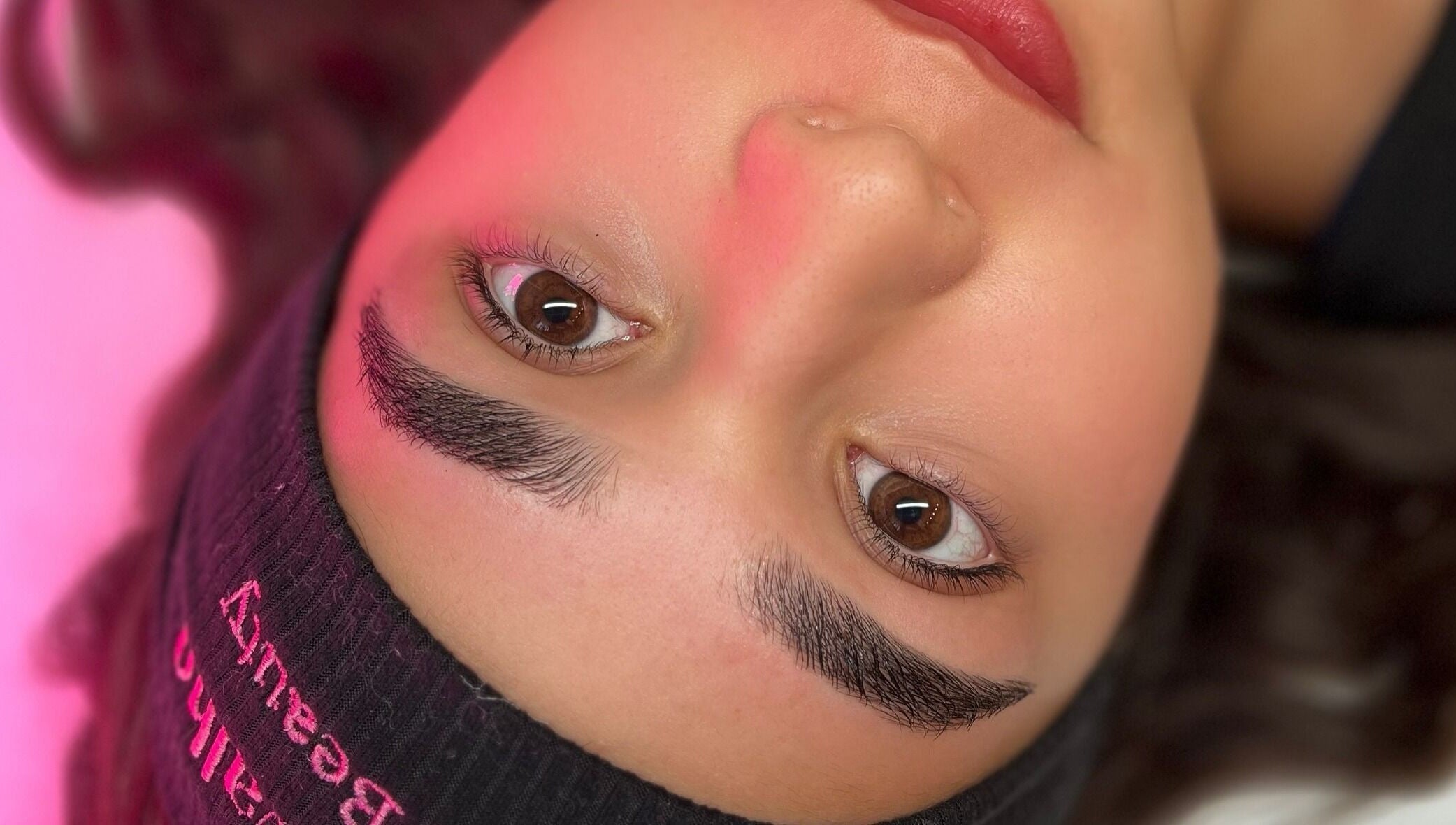 Close de sobrancelhas perfeitamente moldadas no Studio VC Beauty, Braga, Braga, PT.