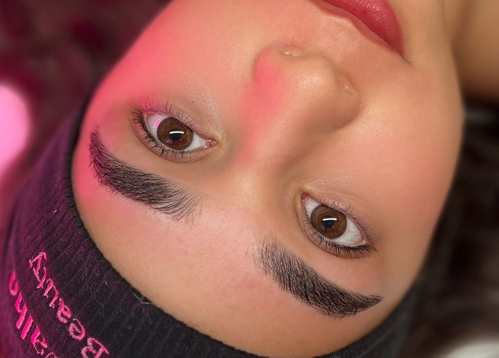 Close de sobrancelhas perfeitamente moldadas no Studio VC Beauty, Braga, Braga, PT.