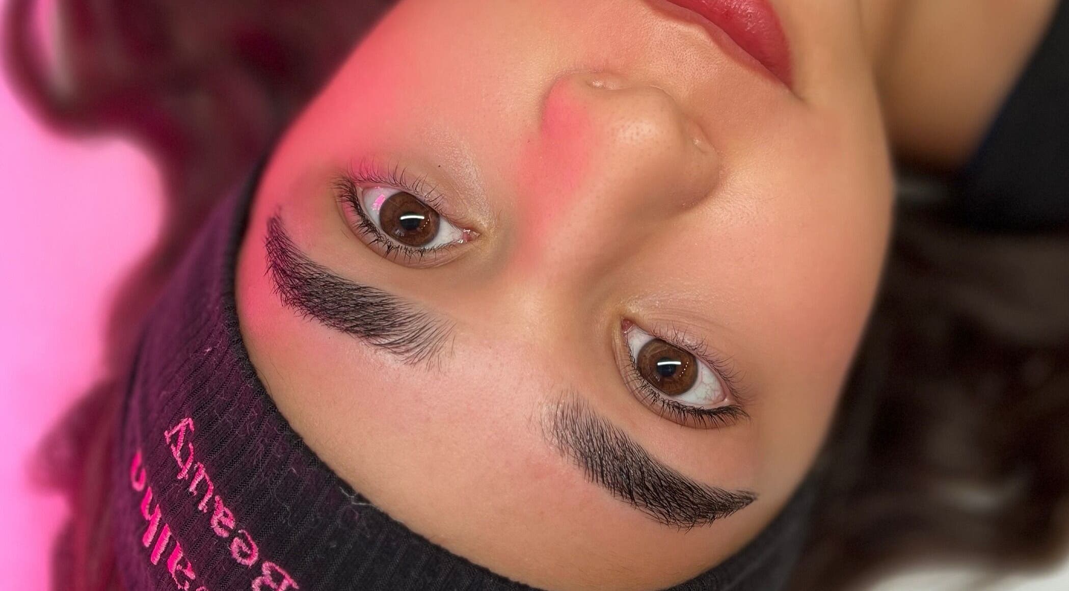 Close de sobrancelhas perfeitamente moldadas no Studio VC Beauty, Braga, Braga, PT.