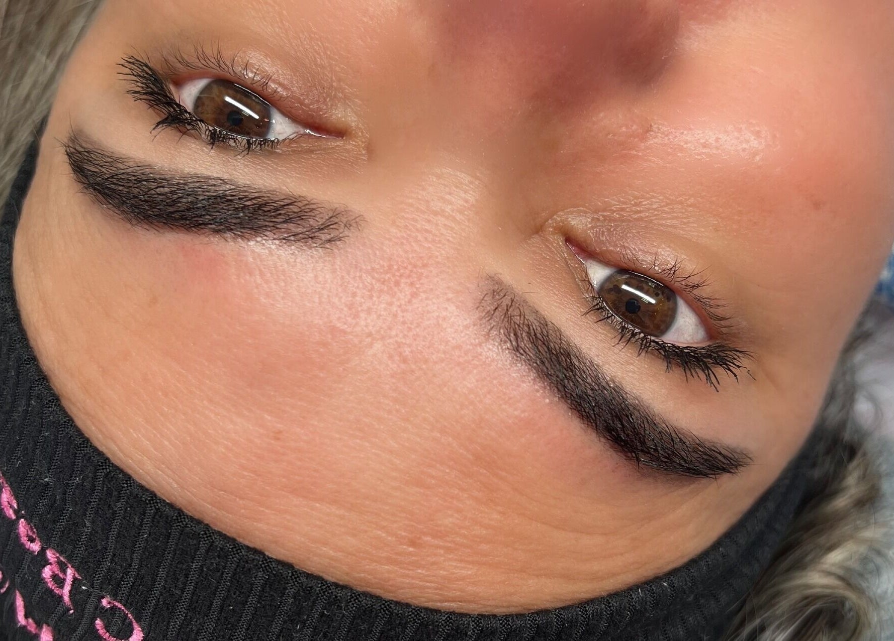 Close-up de sobrancelhas bem cuidadas no Studio VC Beauty, Braga, Braga, PT, destacando beleza natural.