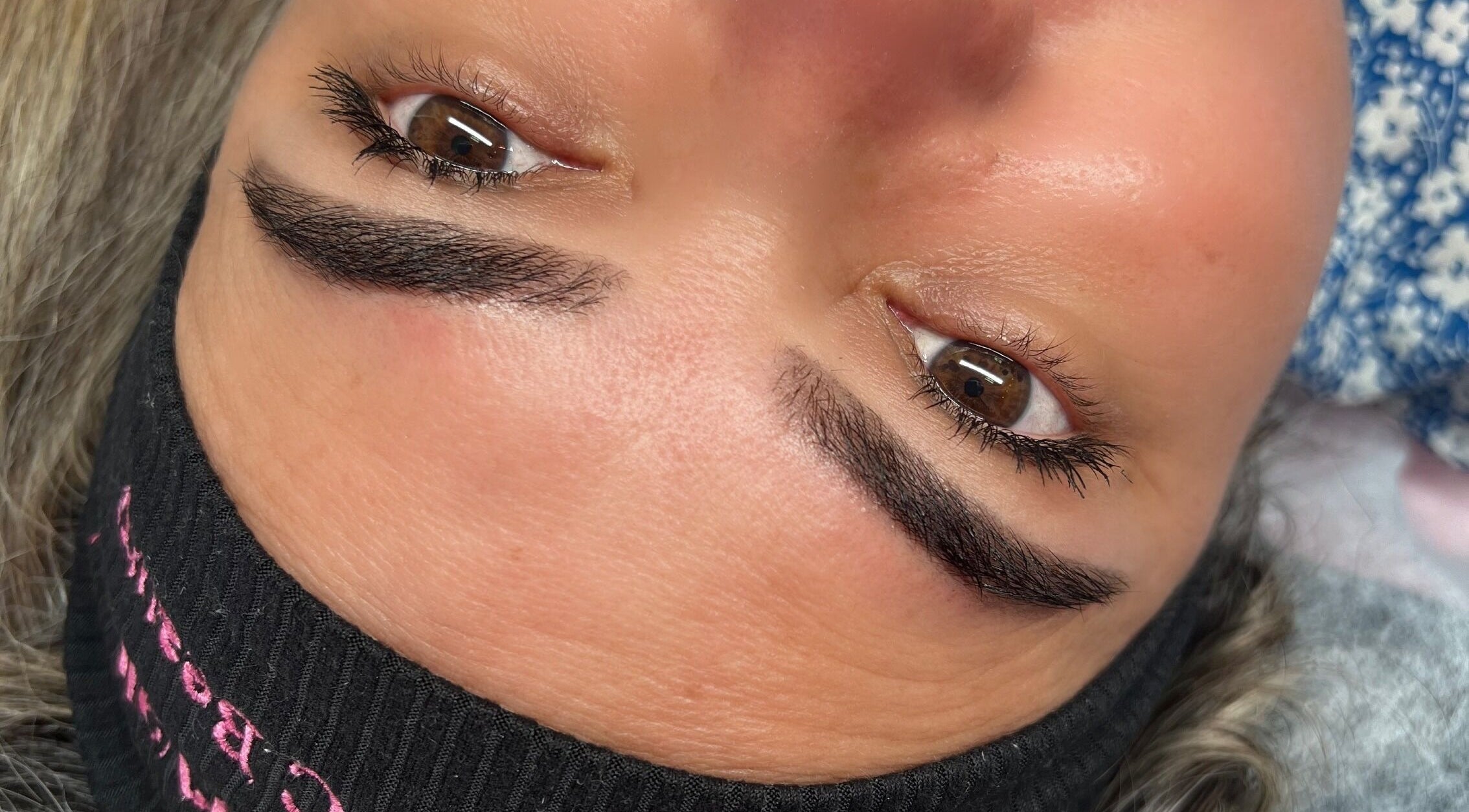 Close-up de sobrancelhas bem cuidadas no Studio VC Beauty, Braga, Braga, PT, destacando beleza natural.