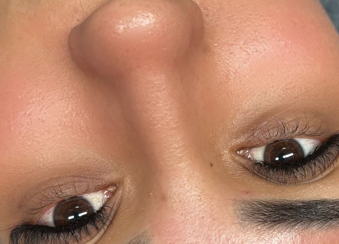 Close-up de olhos com maquiagem sofisticada no Studio VC Beauty, Braga, Braga, PT.