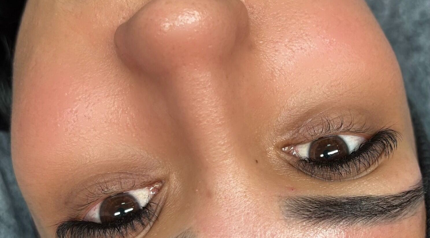 Close-up de olhos com maquiagem sofisticada no Studio VC Beauty, Braga, Braga, PT.