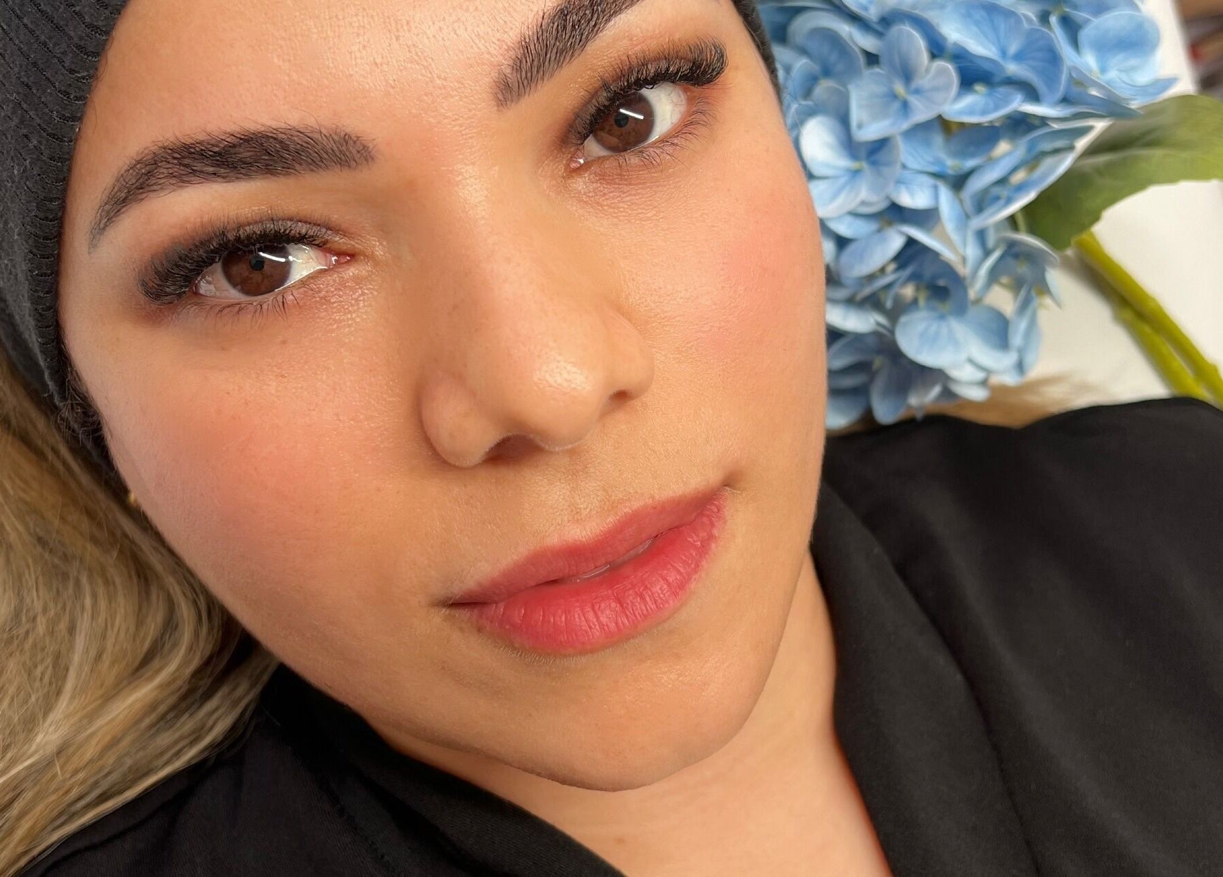 Tratamento de beleza relaxante no Studio VC Beauty em Braga, Braga, PT, com flores azuis decorativas.