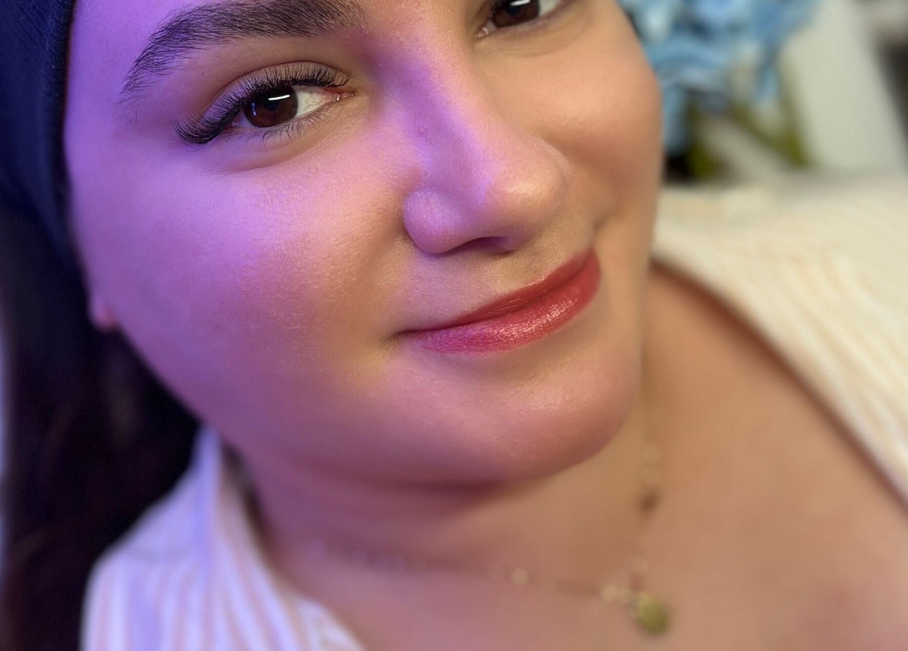 Close de rosto sorridente em Studio VC Beauty, Braga, Braga, PT, realçando beleza natural.