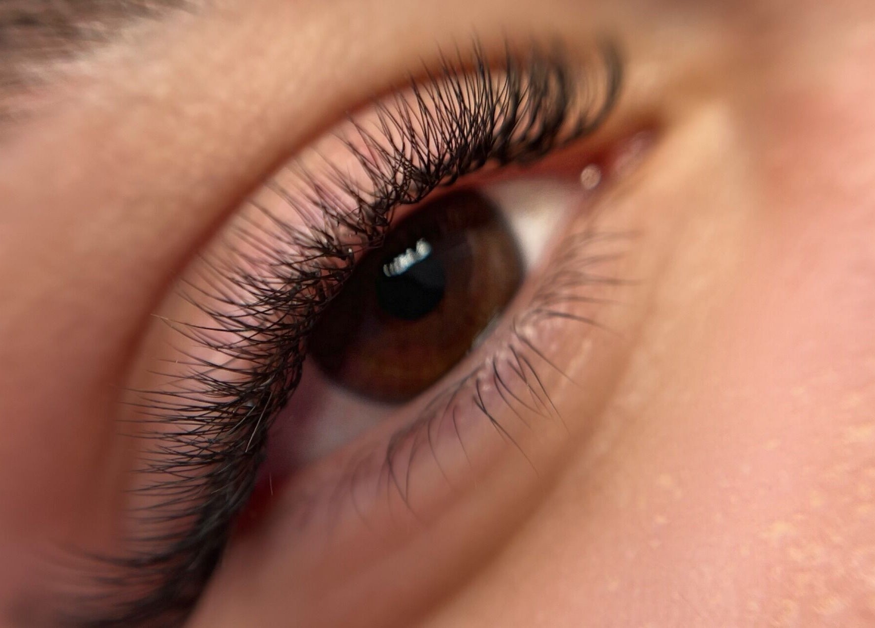 Close-up de cílios volumosos no Studio VC Beauty em Braga, Braga, PT.