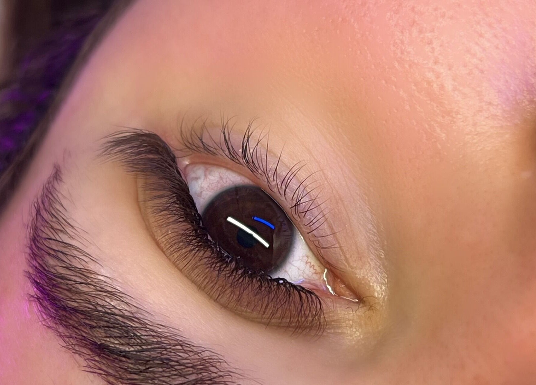 Close-up de um olho com sobrancelhas bem definidas no Studio VC Beauty em Braga, Braga, PT.