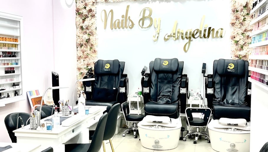 Ghế làm móng sang trọng tại Nail By Angelina, Luân Đôn, Anh, GB.