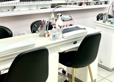 Góc làm móng tại Nail By Angelina, Luân Đôn, Anh, GB, với ghế ngồi và dụng cụ chăm sóc móng.