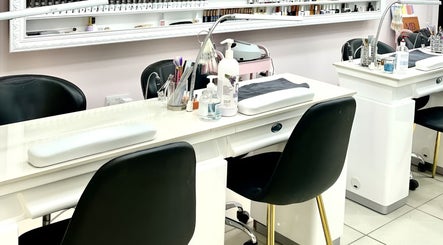 Góc làm móng tại Nail By Angelina, Luân Đôn, Anh, GB, với ghế ngồi và dụng cụ chăm sóc móng.
