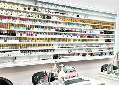Bộ sưu tập sơn móng đa dạng tại Nail By Angelina, Luân Đôn, Anh, GB.