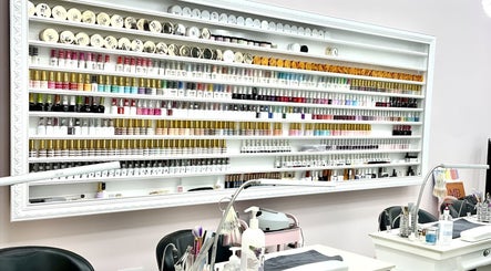 Bộ sưu tập sơn móng đa dạng tại Nail By Angelina, Luân Đôn, Anh, GB.