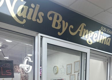 Biển hiệu Nail By Angelina, Luân Đôn, Anh, GB, nổi bật với chữ vàng sang trọng.