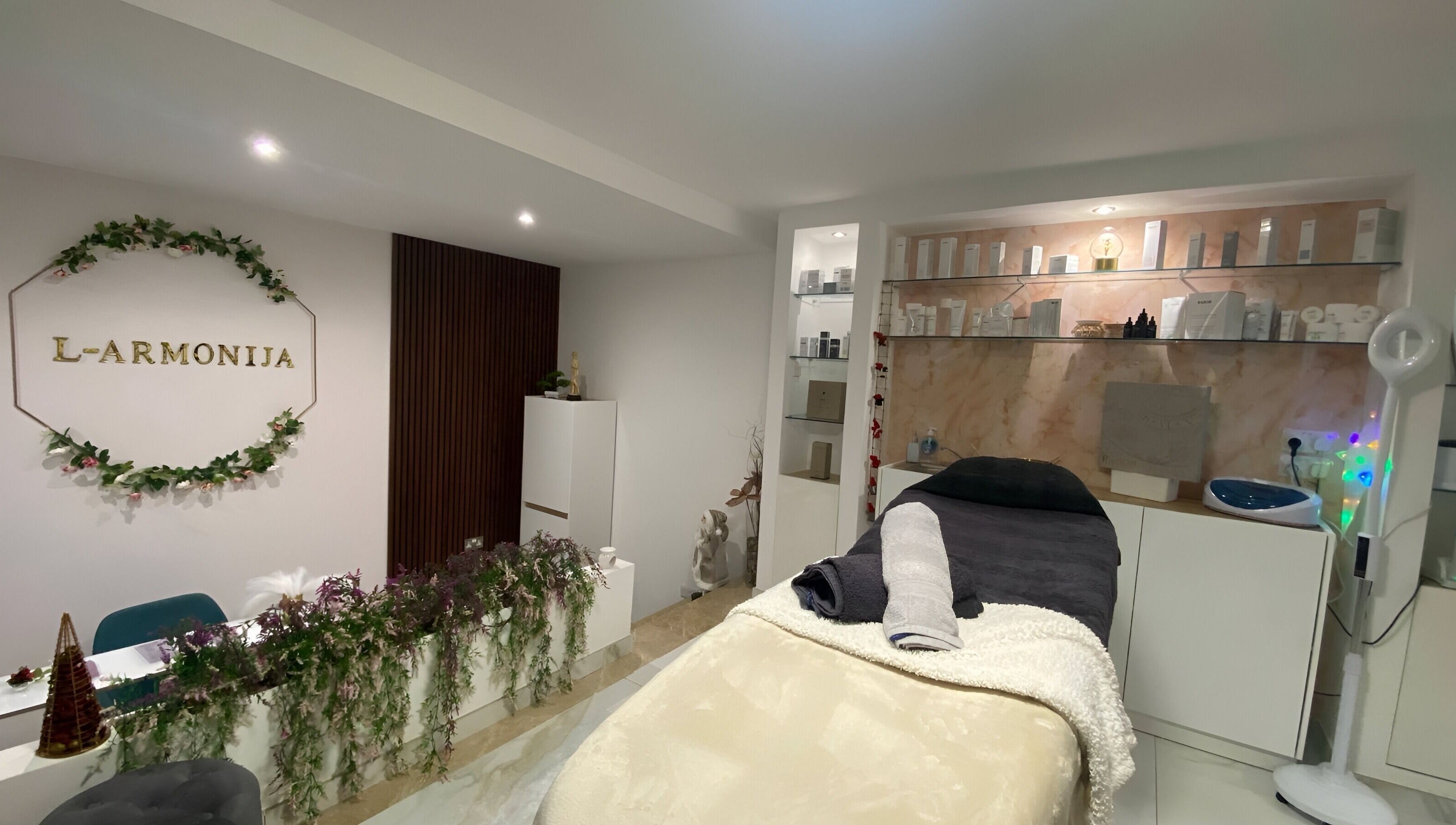 Relaxing interior at Armonija Med Aesthetics in Ħ'attard, MT, featuring a serene treatment room.