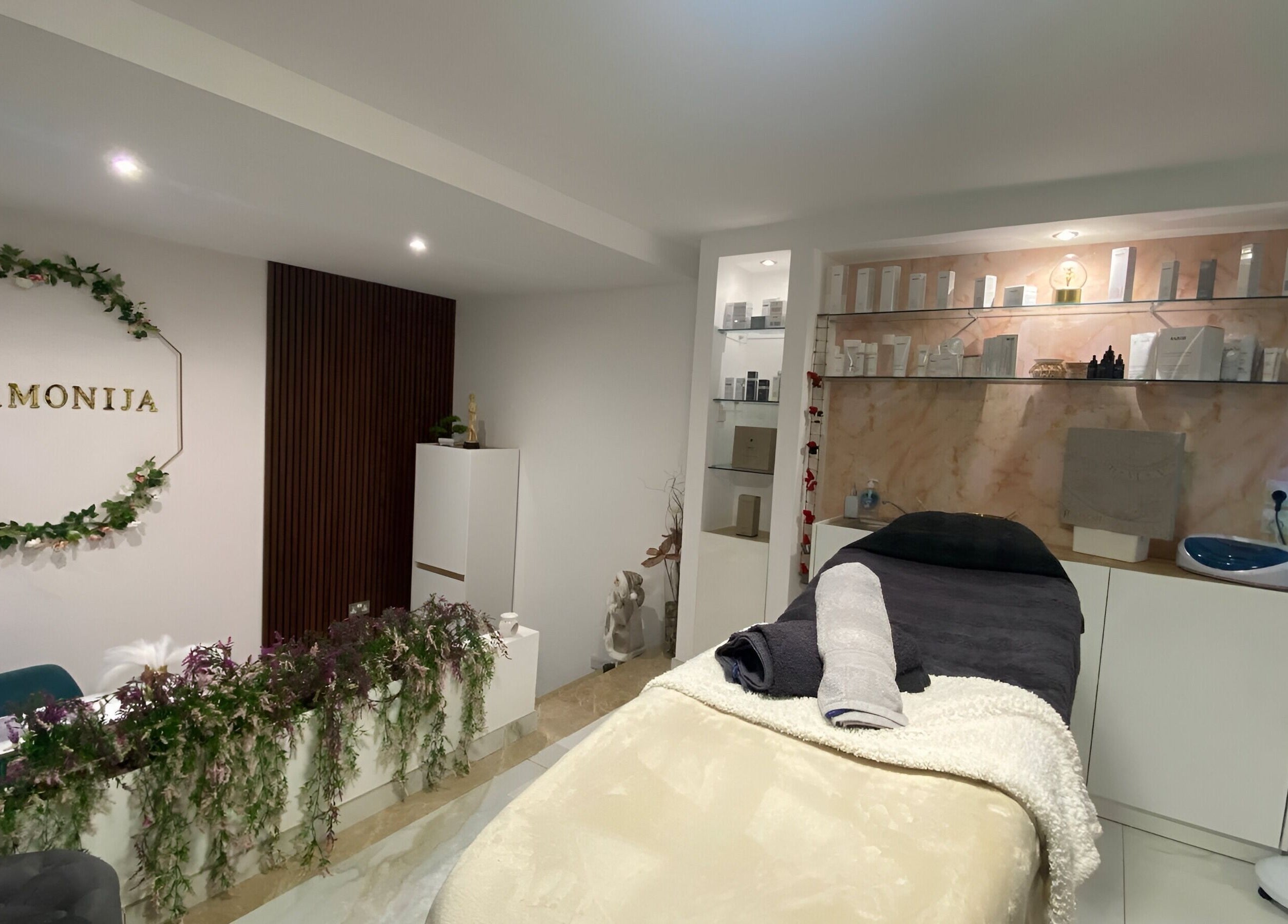 Relaxing interior at Armonija Med Aesthetics in Ħ'attard, MT, featuring a serene treatment room.