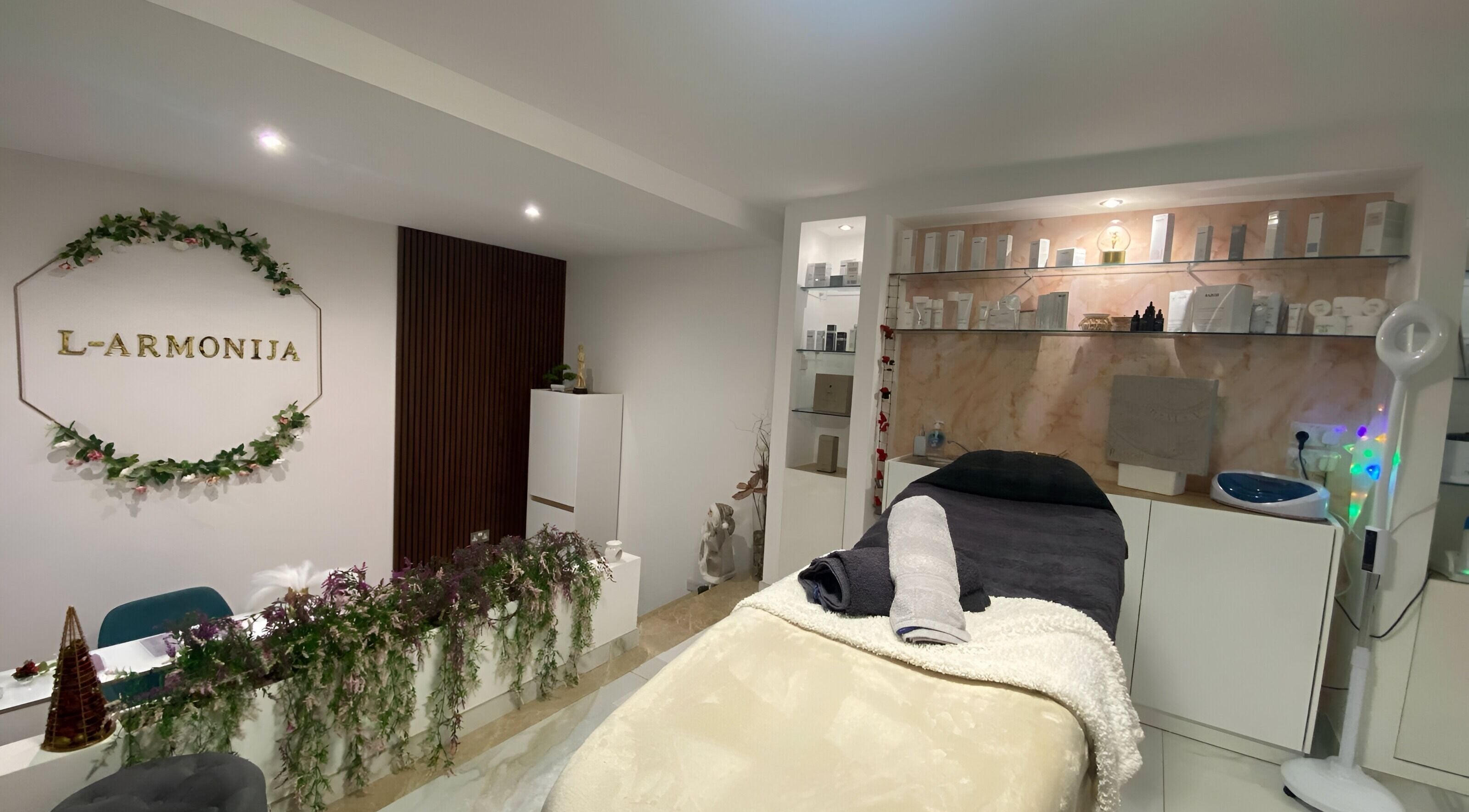 Relaxing interior at Armonija Med Aesthetics in Ħ'attard, MT, featuring a serene treatment room.