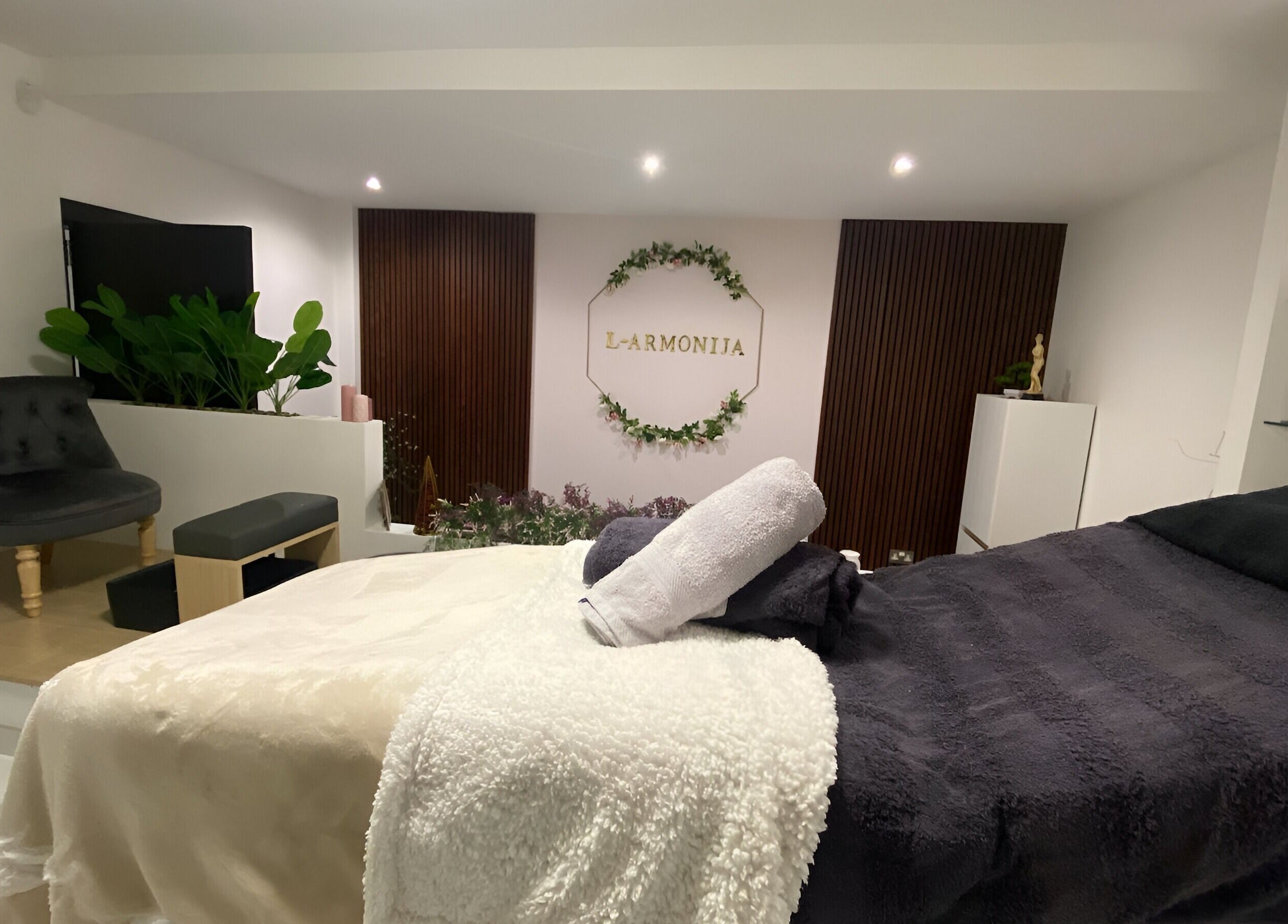 Relaxing spa room at Armonija Med Aesthetics, Ħ'attard, MT, featuring a plush bed and serene decor.