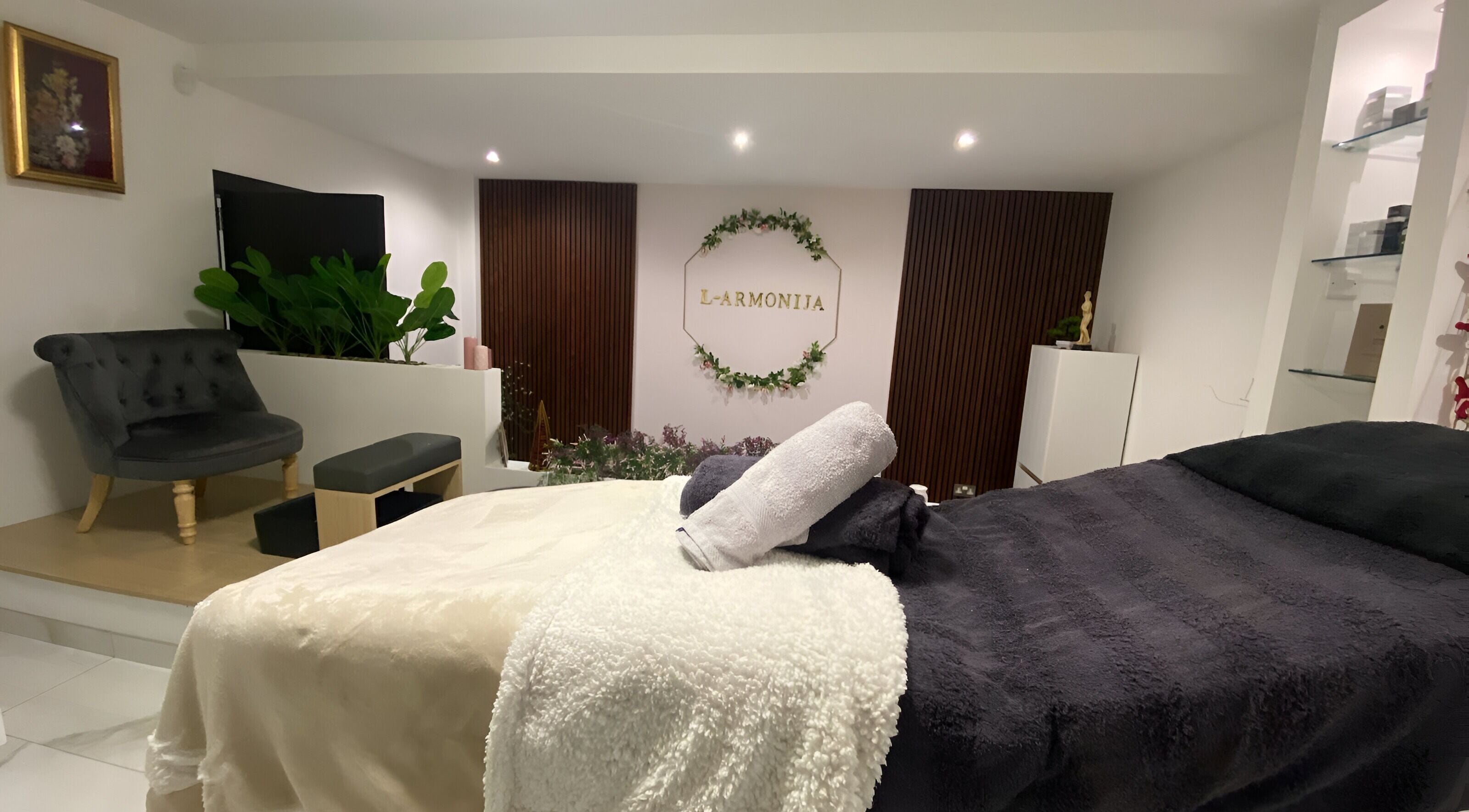 Relaxing spa room at Armonija Med Aesthetics, Ħ'attard, MT, featuring a plush bed and serene decor.