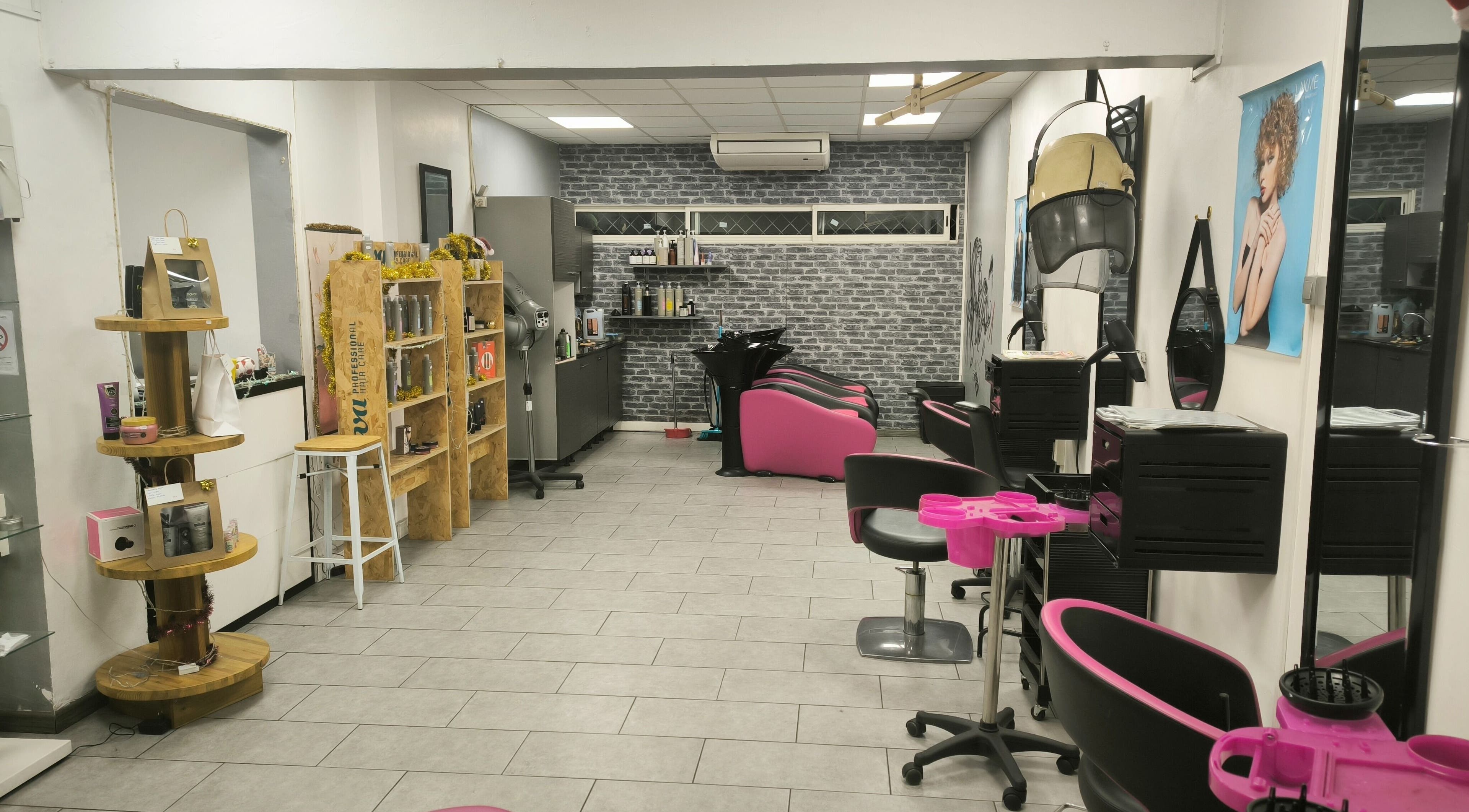 Intérieur moderne de Élégance Coiffure Esthétique à Saint-Denis, Saint-Denis, FR avec fauteuils rose.