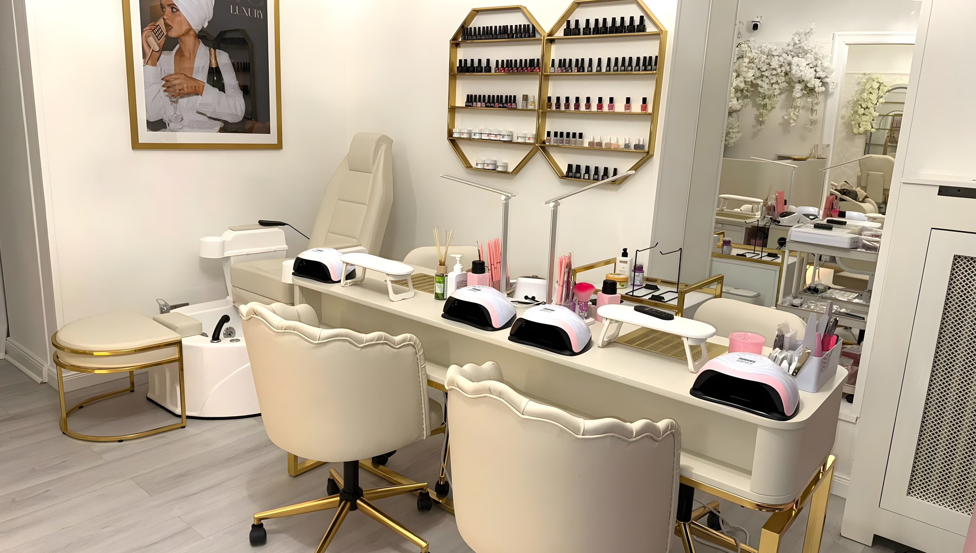 Moderner Nagelstudio-Raum bei Kader Loth Beauty, Berlin, Berlin, DE, mit luxuriöser Ausstattung.