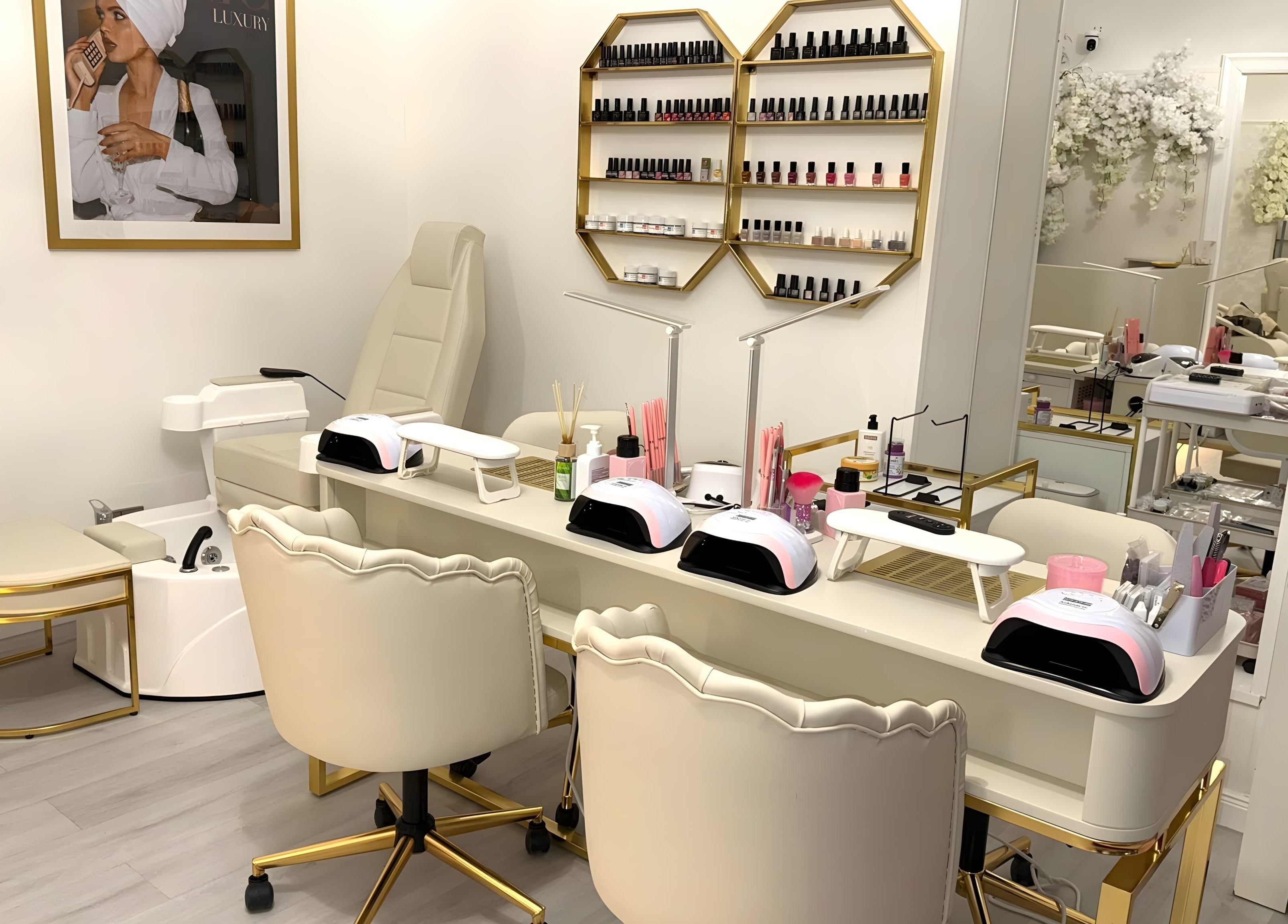 Moderner Nagelstudio-Raum bei Kader Loth Beauty, Berlin, Berlin, DE, mit luxuriöser Ausstattung.