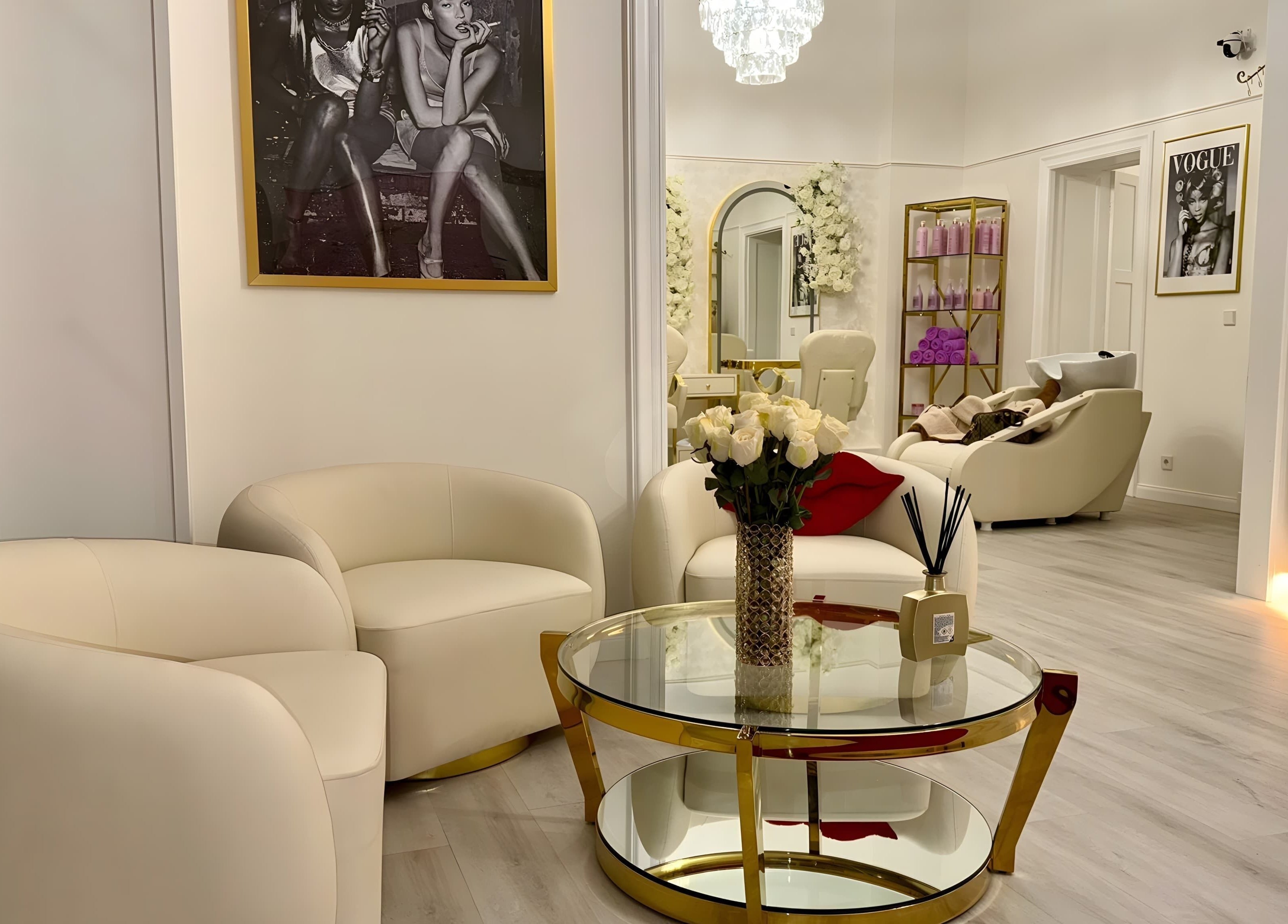 Elegantes Interieur bei Kader Loth Beauty, Berlin, Berlin, DE, mit stilvollen Möbeln und Dekor.