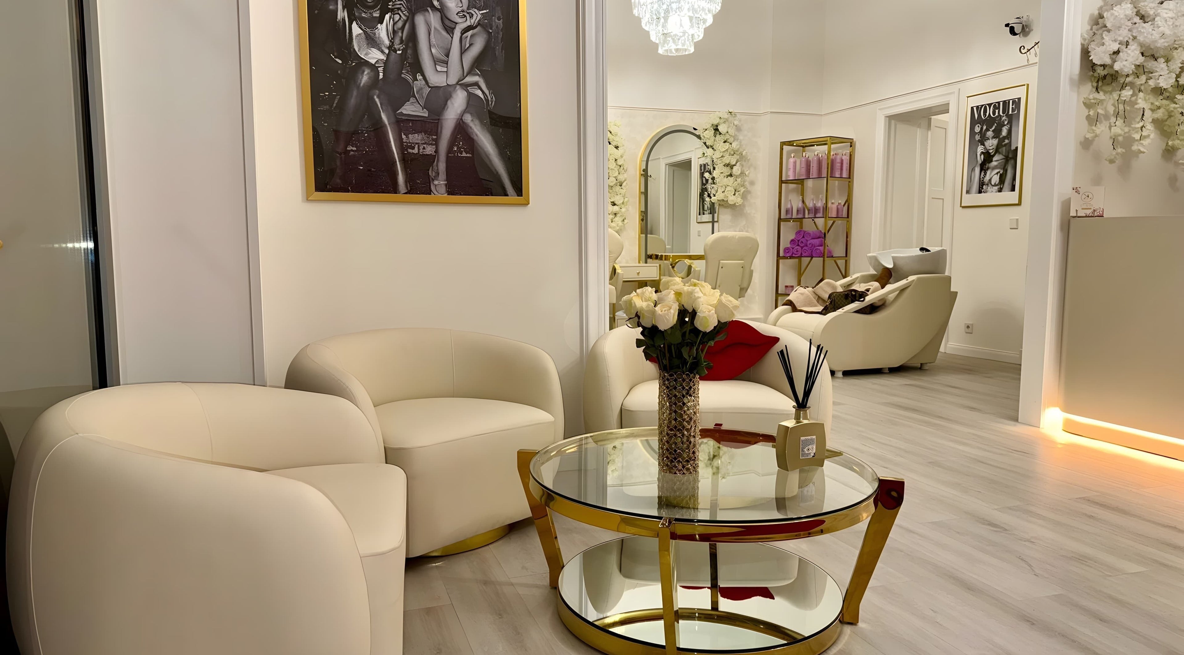 Elegantes Interieur bei Kader Loth Beauty, Berlin, Berlin, DE, mit stilvollen Möbeln und Dekor.