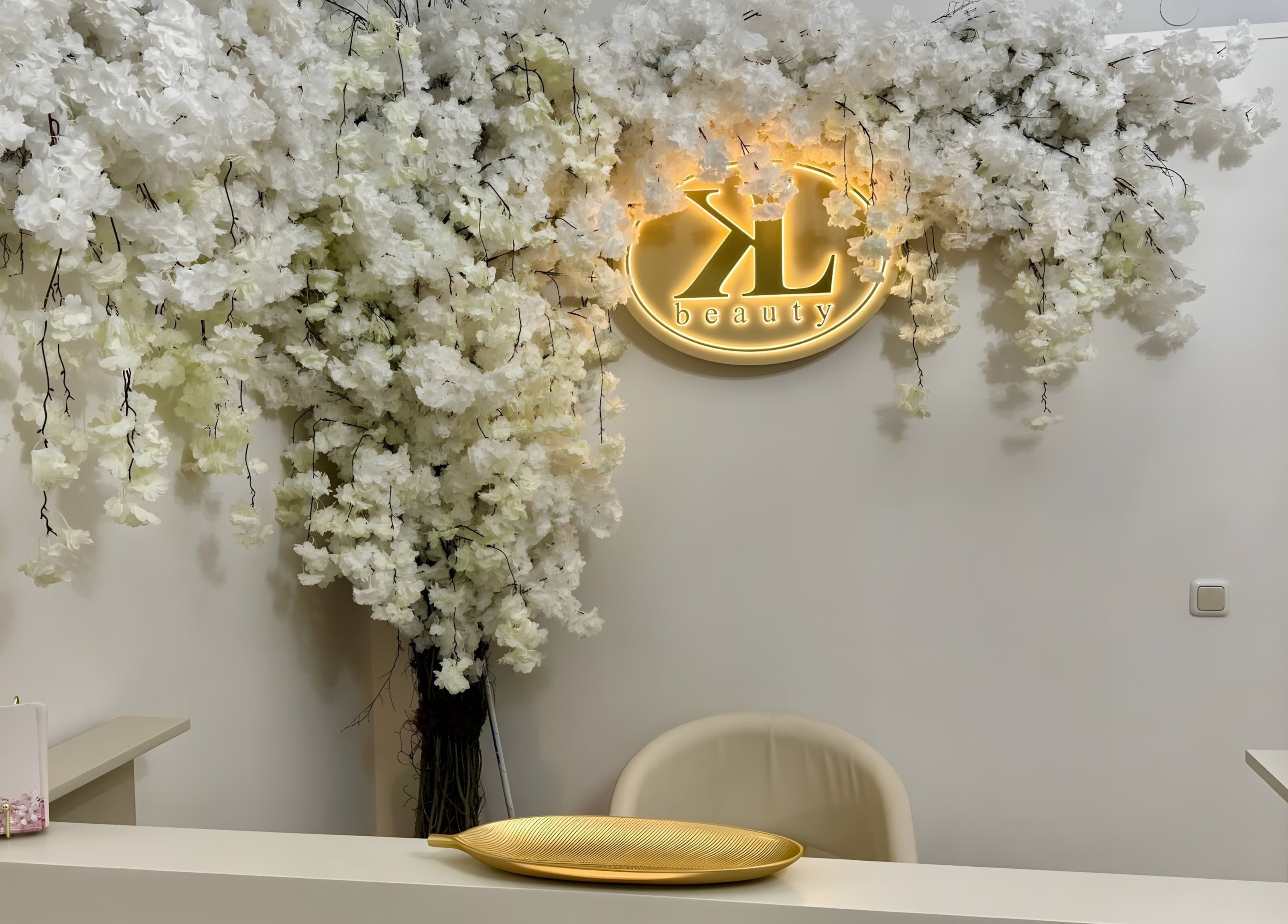 Empfangsbereich von Kader Loth Beauty in Berlin, Berlin, DE mit floralen Dekorationen.