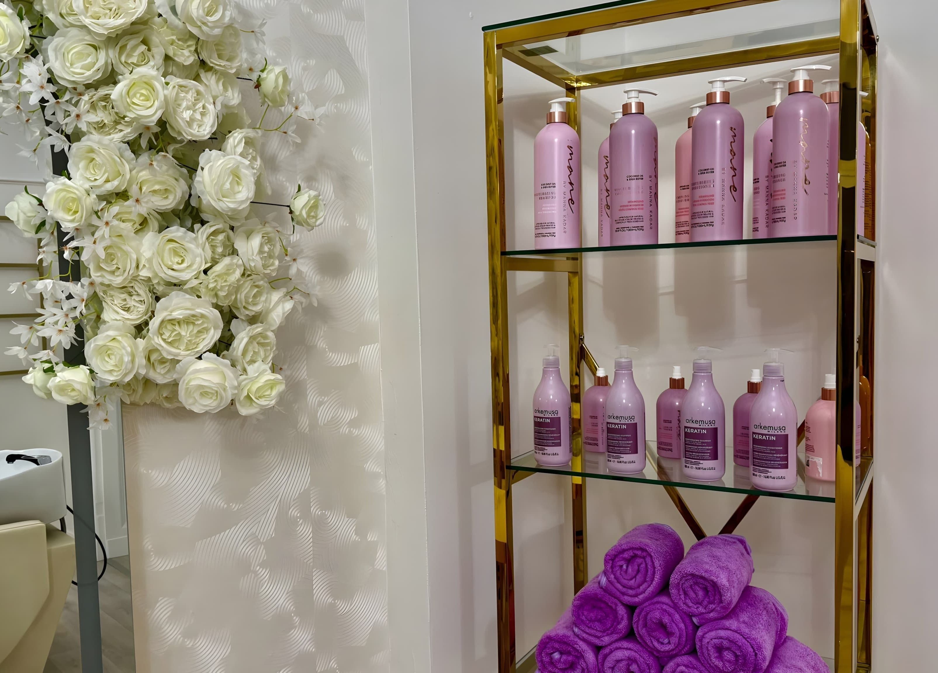 Elegante Regale mit Kosmetikprodukten und blühenden Blumen bei Kader Loth Beauty, Berlin, Berlin, DE.