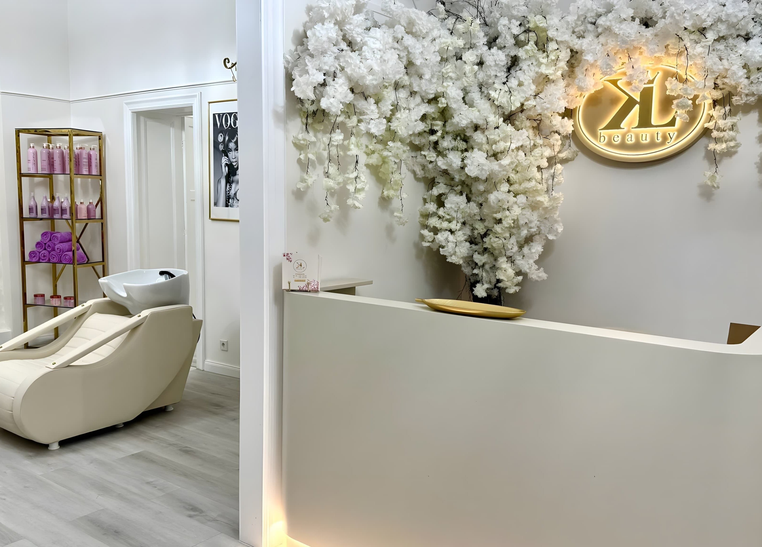 Eleganter Empfangsbereich bei Kader Loth Beauty in Berlin, Berlin, DE mit luxuriöser Einrichtung.