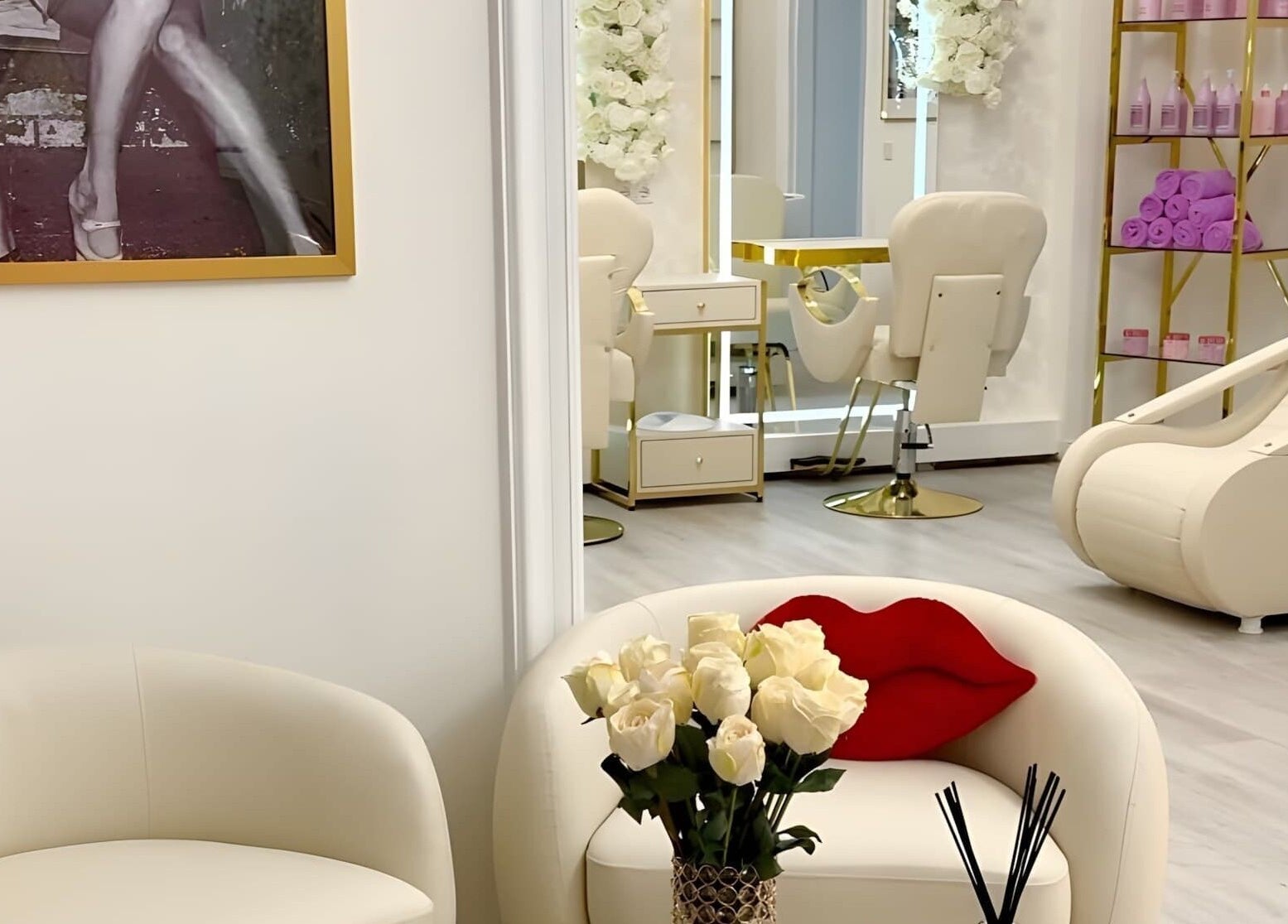 Stilvolles Interieur bei Kader Loth Beauty in Berlin, Berlin, DE mit weißen Sesseln und Dekor.