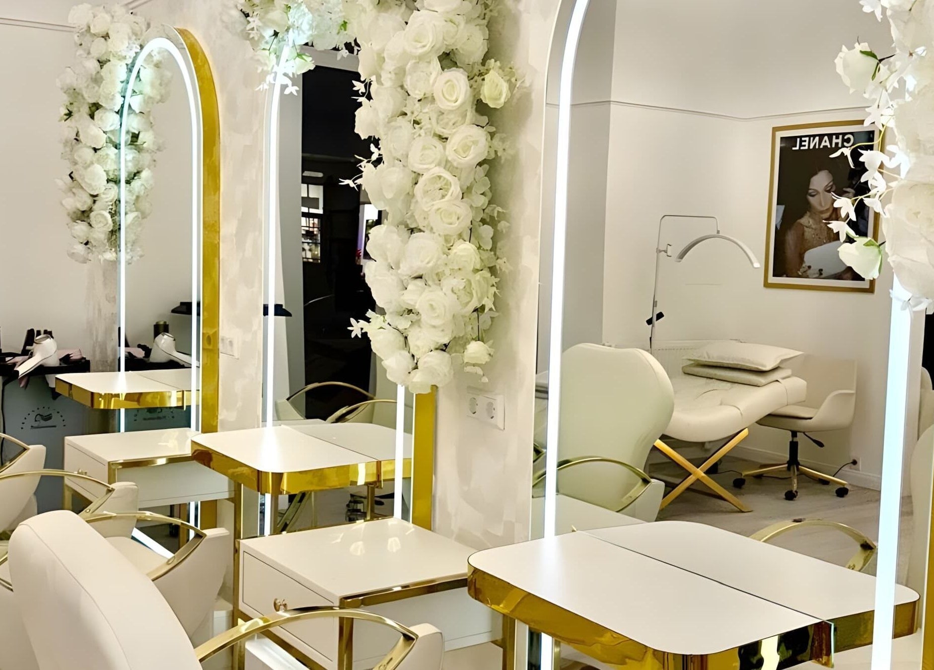 Stilvolles Interieur bei Kader Loth Beauty in Berlin, Berlin, DE mit weißen Blüten und luxuriösen Schminktischen.