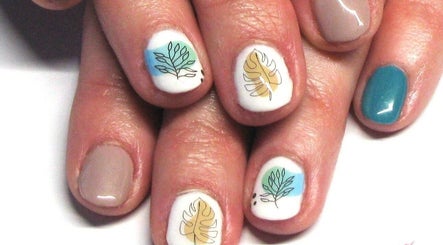 Imagen 2 de Rambling Rose Nails and Make-up