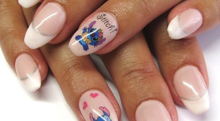 Imagen 3 de Rambling Rose Nails and Make-up