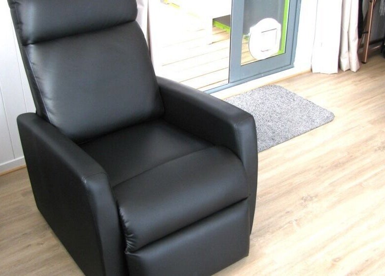 Luxurious black recliner at Rambling Rose Nails, Mangawhai, Northland, NZ for ultimate relaxation.