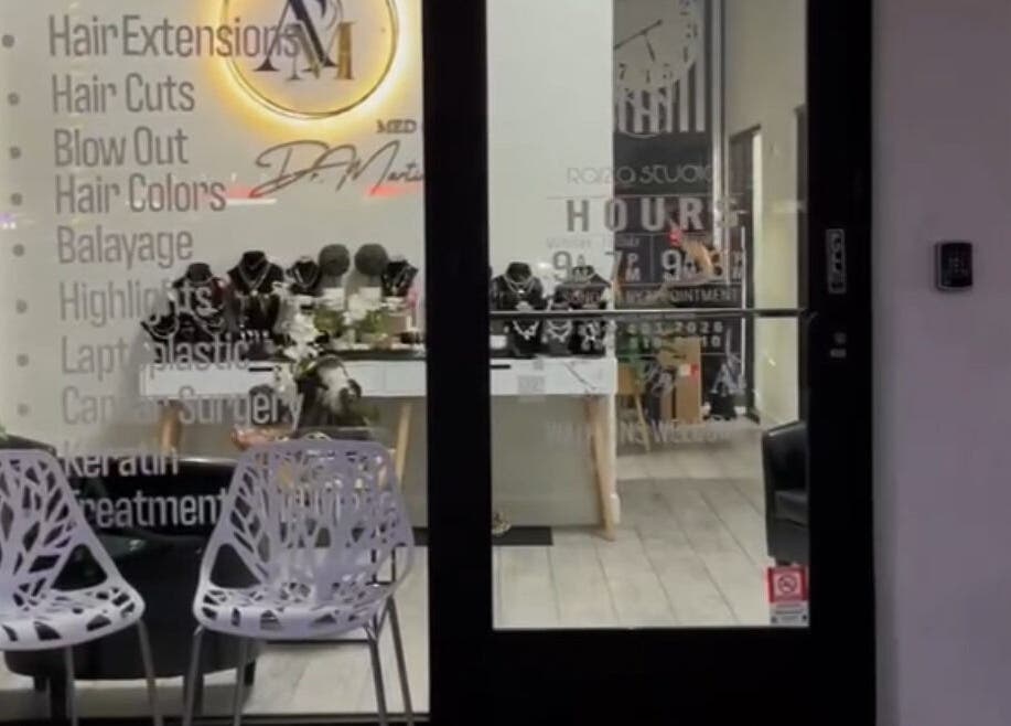 Entrada principal de YULIE STUDIO en Chandler, Arizona, US, mostrando servicios como extensiones de cabello.