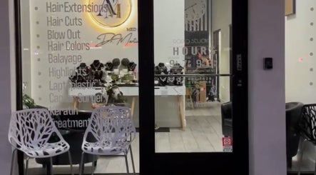 Entrada principal de YULIE STUDIO en Chandler, Arizona, US, mostrando servicios como extensiones de cabello.