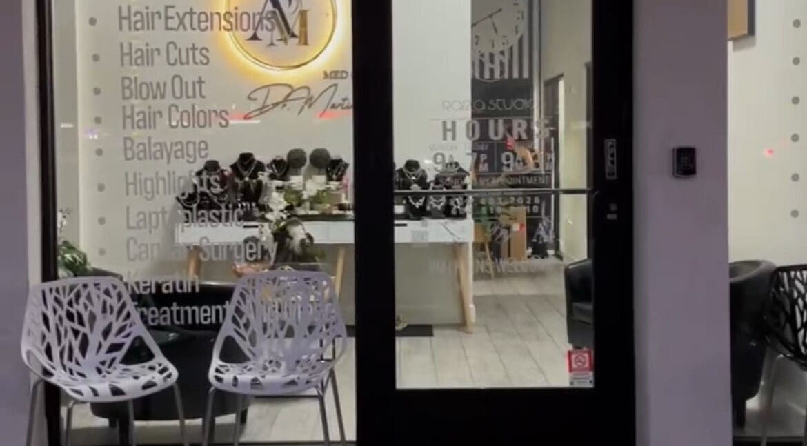 Entrada principal de YULIE STUDIO en Chandler, Arizona, US, mostrando servicios como extensiones de cabello.