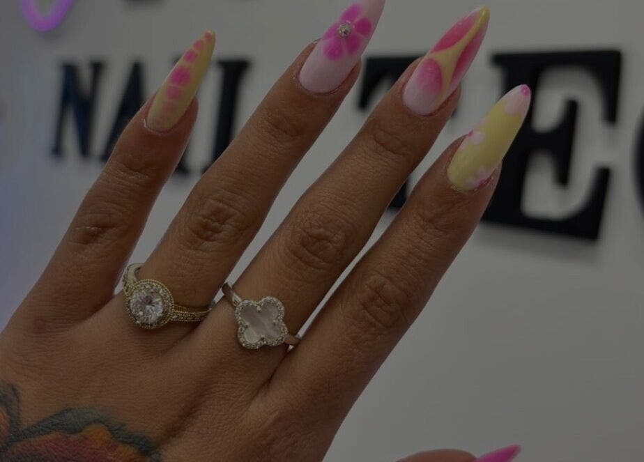 Diseño de uñas artístico en YULIE STUDIO, Chandler, Arizona, US. Uñas coloridas con joyas y anillos elegantes.