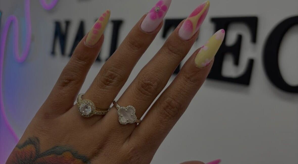 Diseño de uñas artístico en YULIE STUDIO, Chandler, Arizona, US. Uñas coloridas con joyas y anillos elegantes.