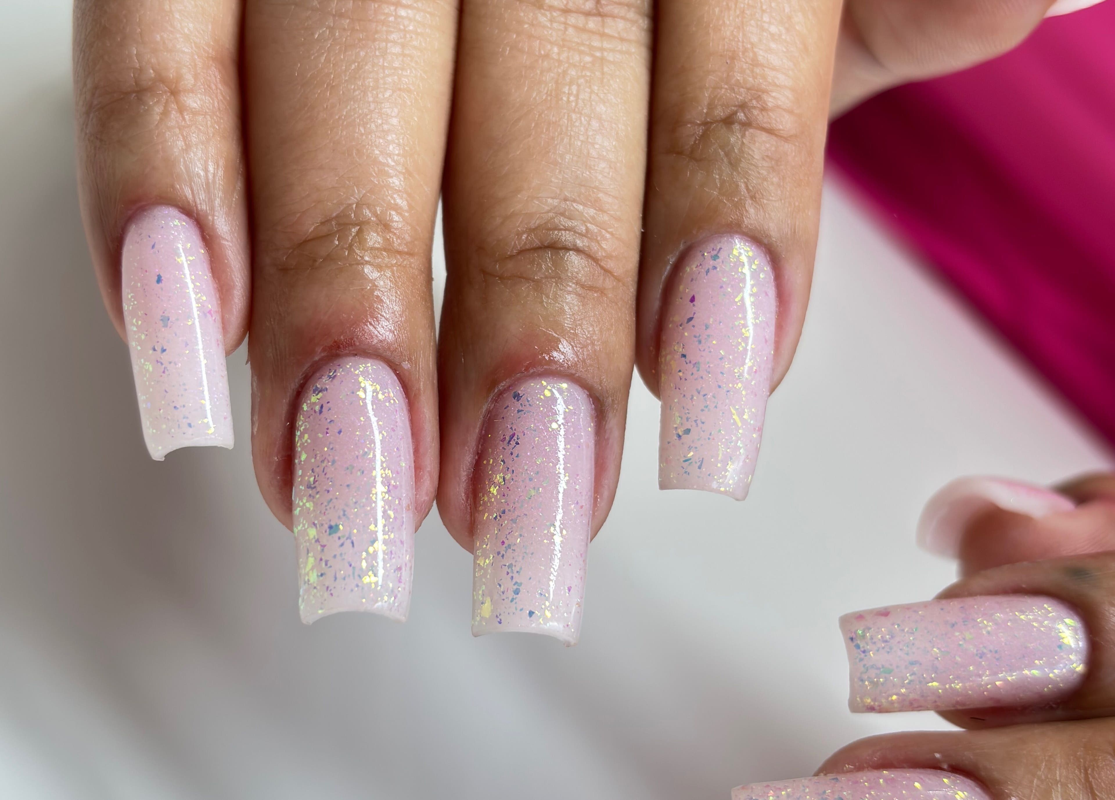 Uñas brillantes con acabado pastel en YULIE STUDIO, Chandler, Arizona, US.